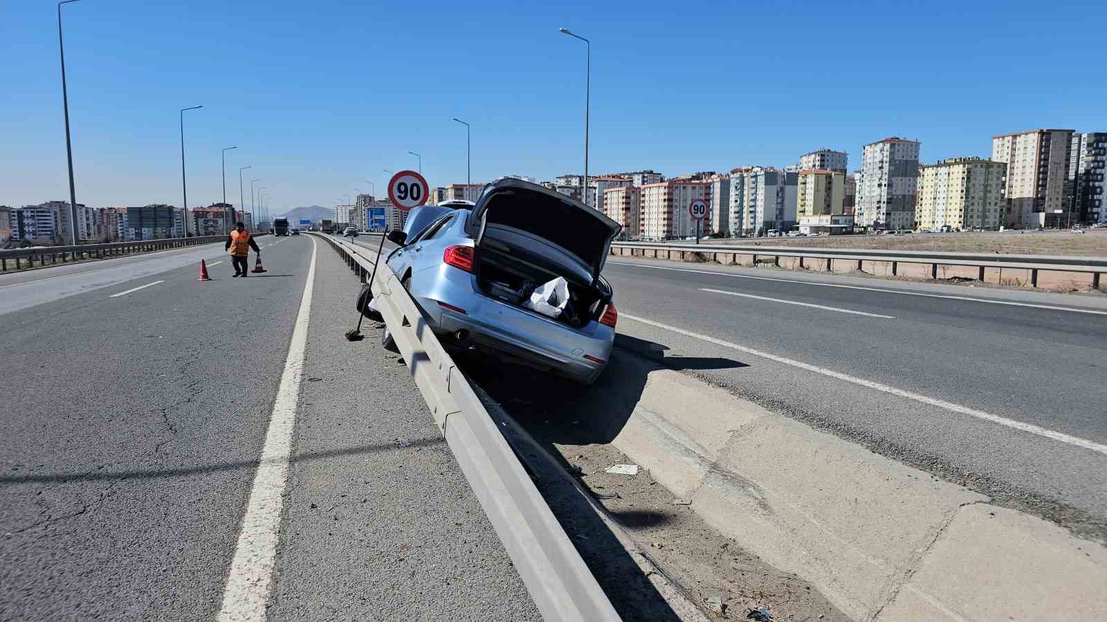 Otomobil refüje çarptı, araçta sıkışan sürücüyü itfaiye kurtardı
