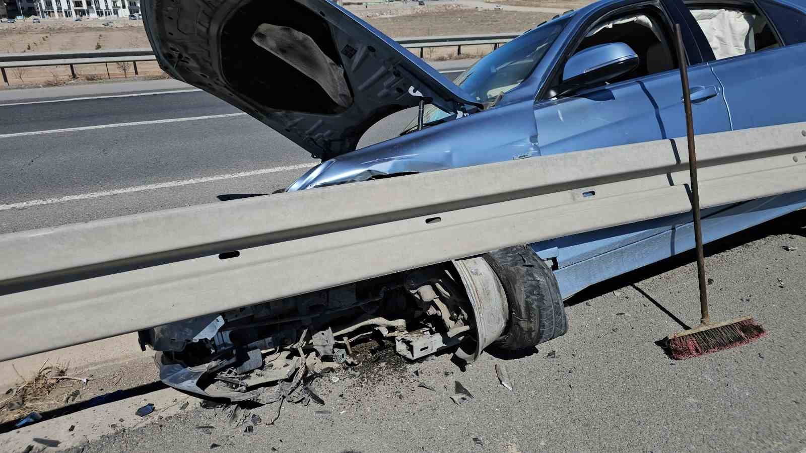 Otomobil refüje çarptı, araçta sıkışan sürücüyü itfaiye kurtardı
