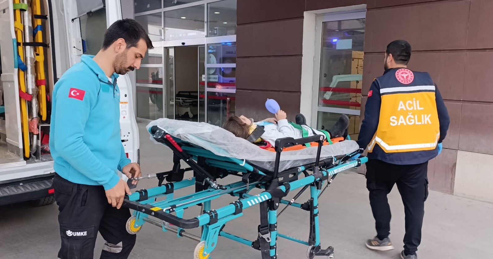 Otomobil şarampole yuvarlandı: 3 yaralı
