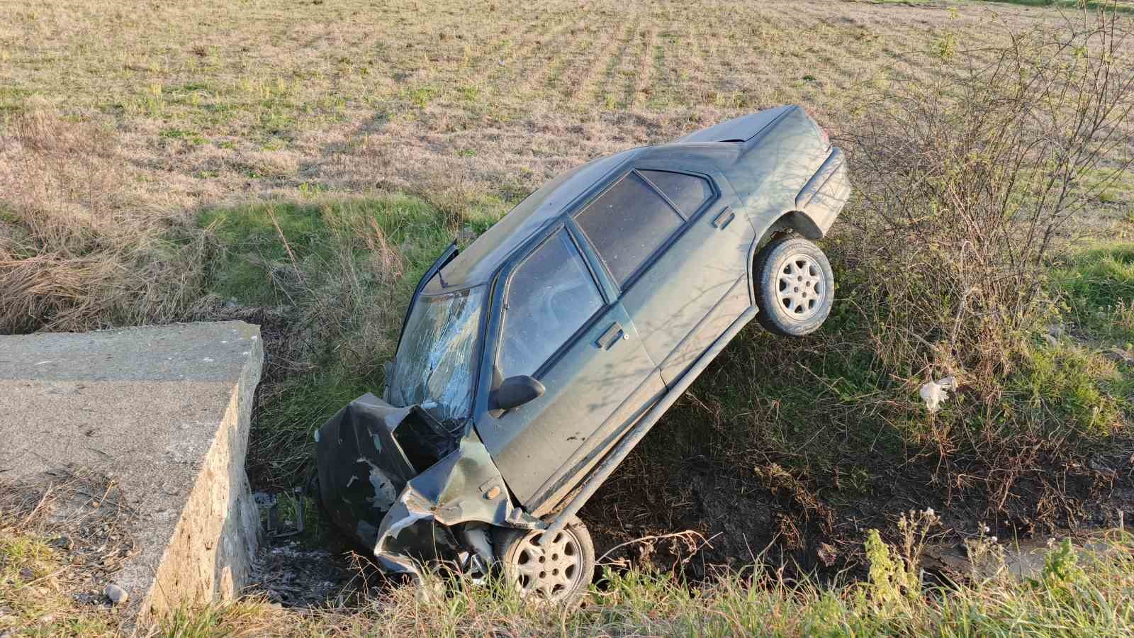 Otomobil su kanalına düştü, sürücü yaralandı
