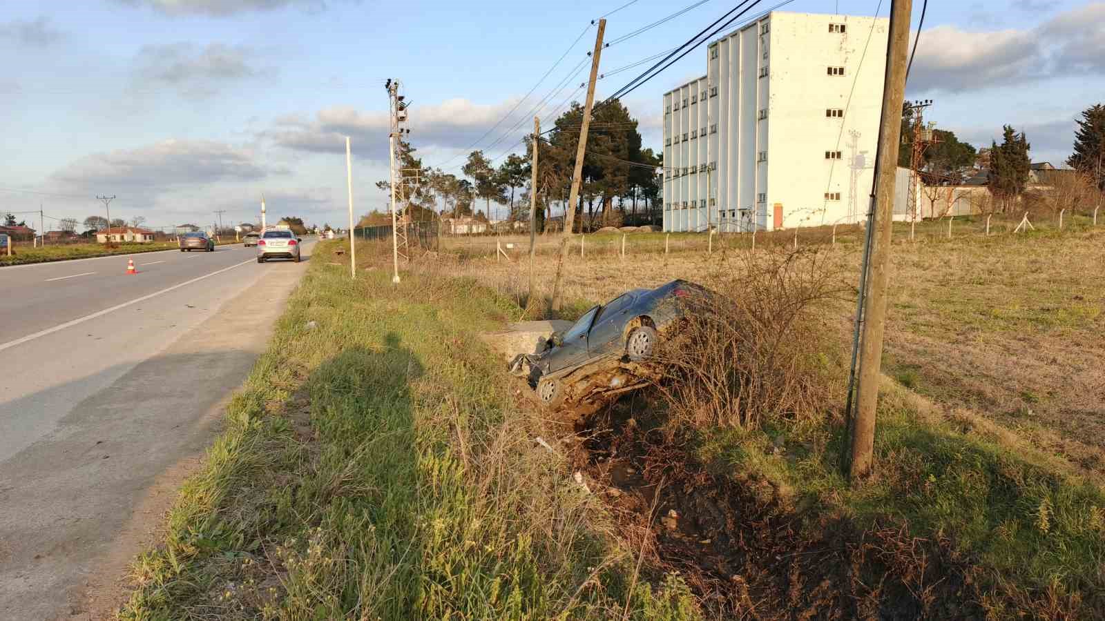 Otomobil su kanalına düştü, sürücü yaralandı

