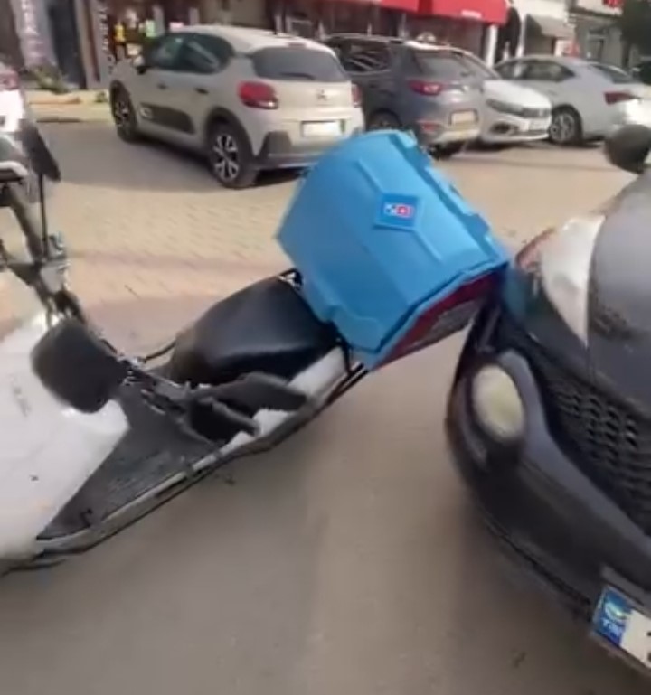 Otomobil sürücüsü ile motosikletli kurye arasındaki gerginlik kamerada
