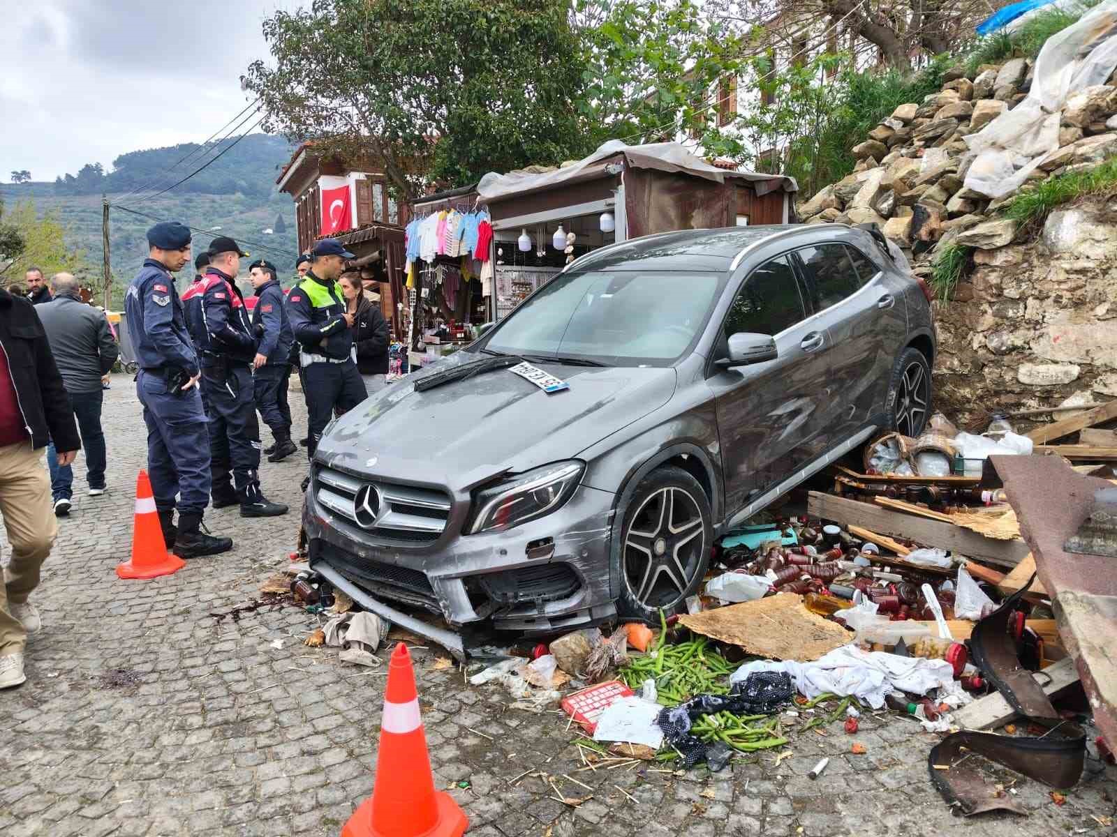 Otomobil tezgahın üzerine uçtu: 1 yaralı
