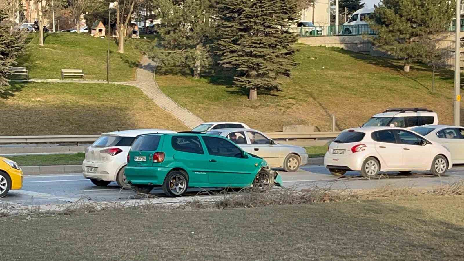 Otomobil ticari taksiye çarptı, 3 kişi yaralandı
