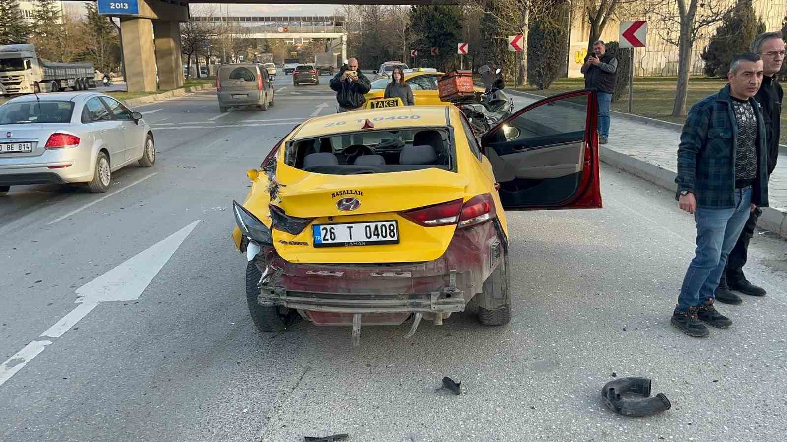 Otomobil ticari taksiye çarptı, 3 kişi yaralandı
