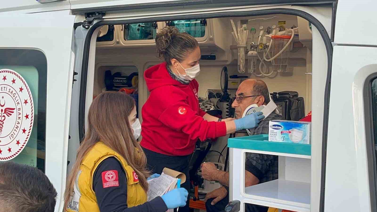 Otomobil ticari taksiye çarptı, 3 kişi yaralandı
