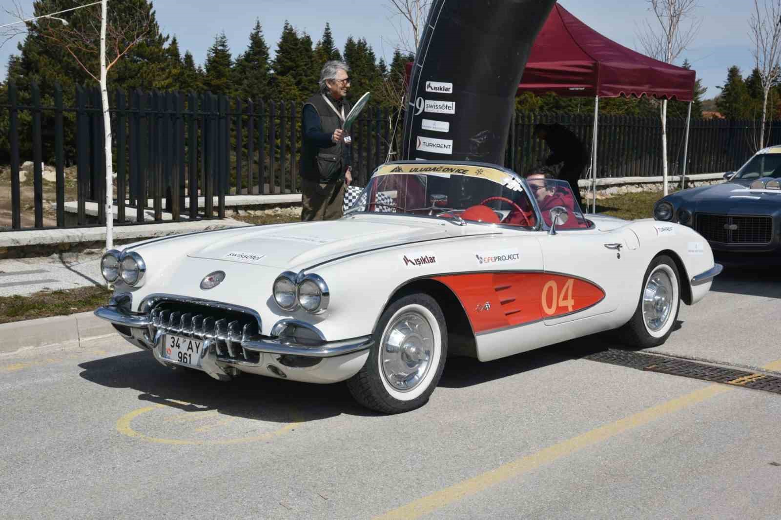 Otomobil tutkunları Uludağ’da buluştu
