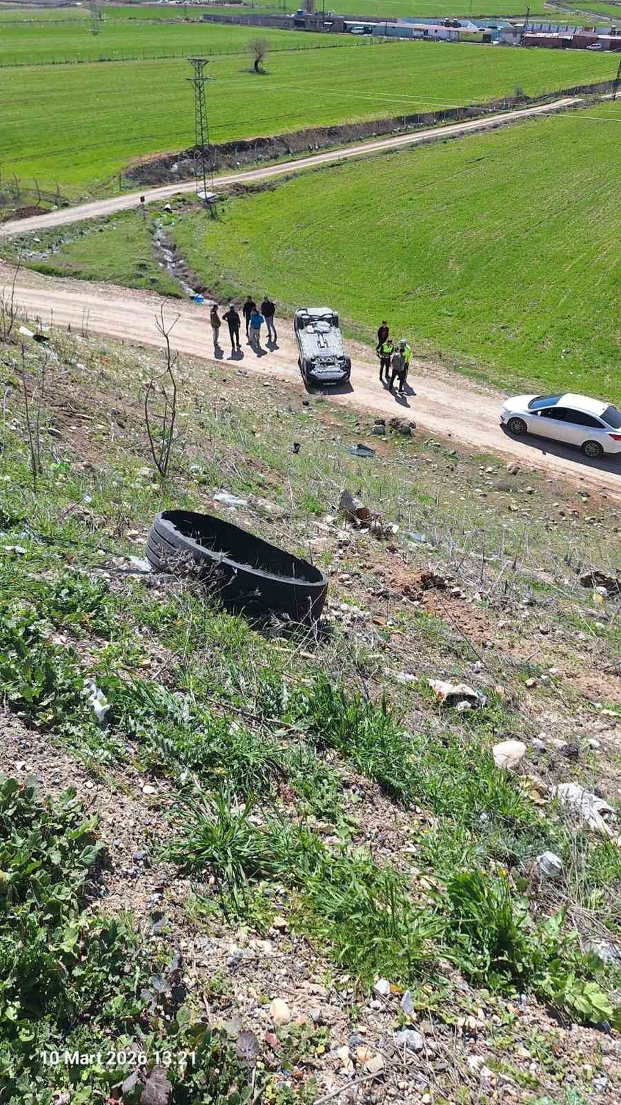 Otomobil uçuruma yuvarlandı, sürücüyü itfaiye kurtardı
