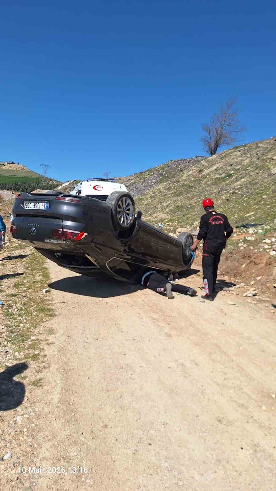 Otomobil uçuruma yuvarlandı, sürücüyü itfaiye kurtardı
