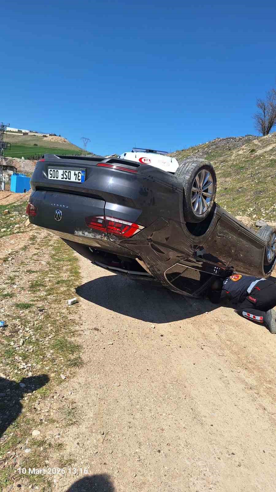 Otomobil uçuruma yuvarlandı, sürücüyü itfaiye kurtardı
