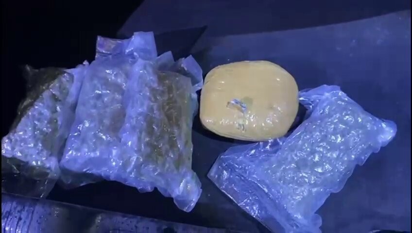 Otomobil ve elektrik panosuna zulalanan uyuşturucuları polis buldu: 3 tutuklama
