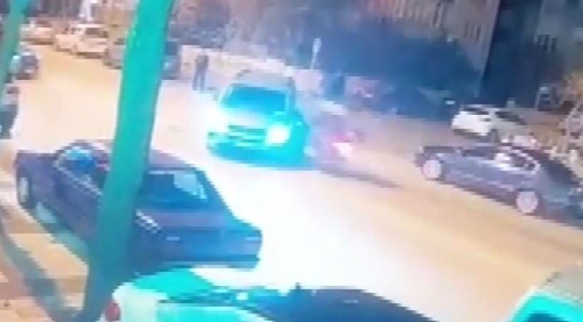 Otomobil ve motosikletin karıştığı kaza güvenlik kamerasına yansıdı
