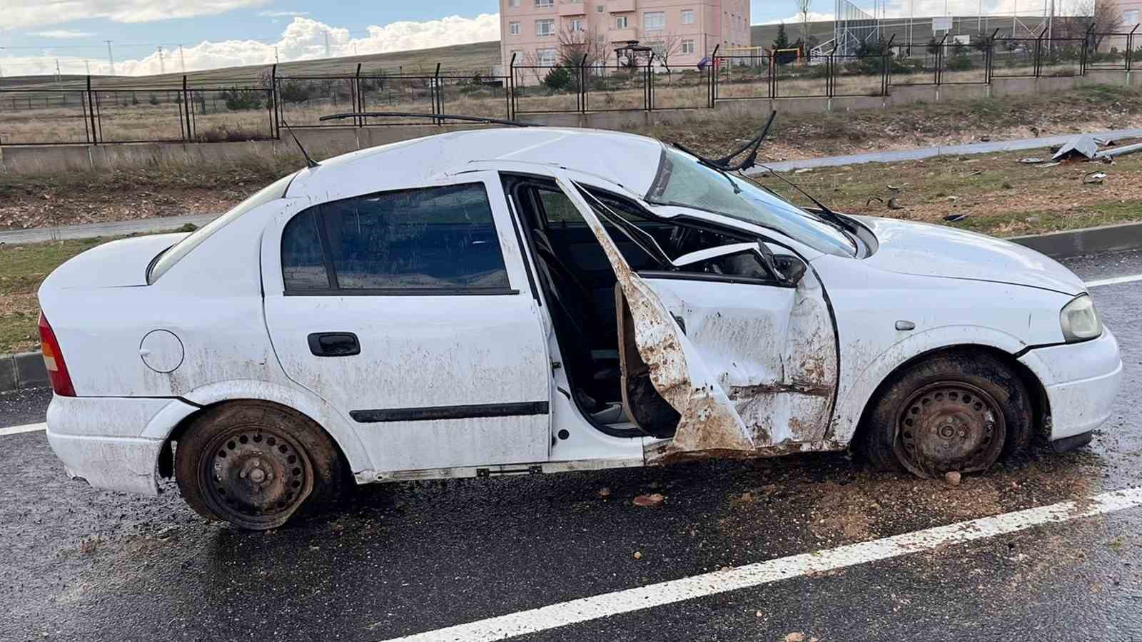 Otomobil yağmurun kayganlaştırdığı yolda takla attı: 2 yaralı

