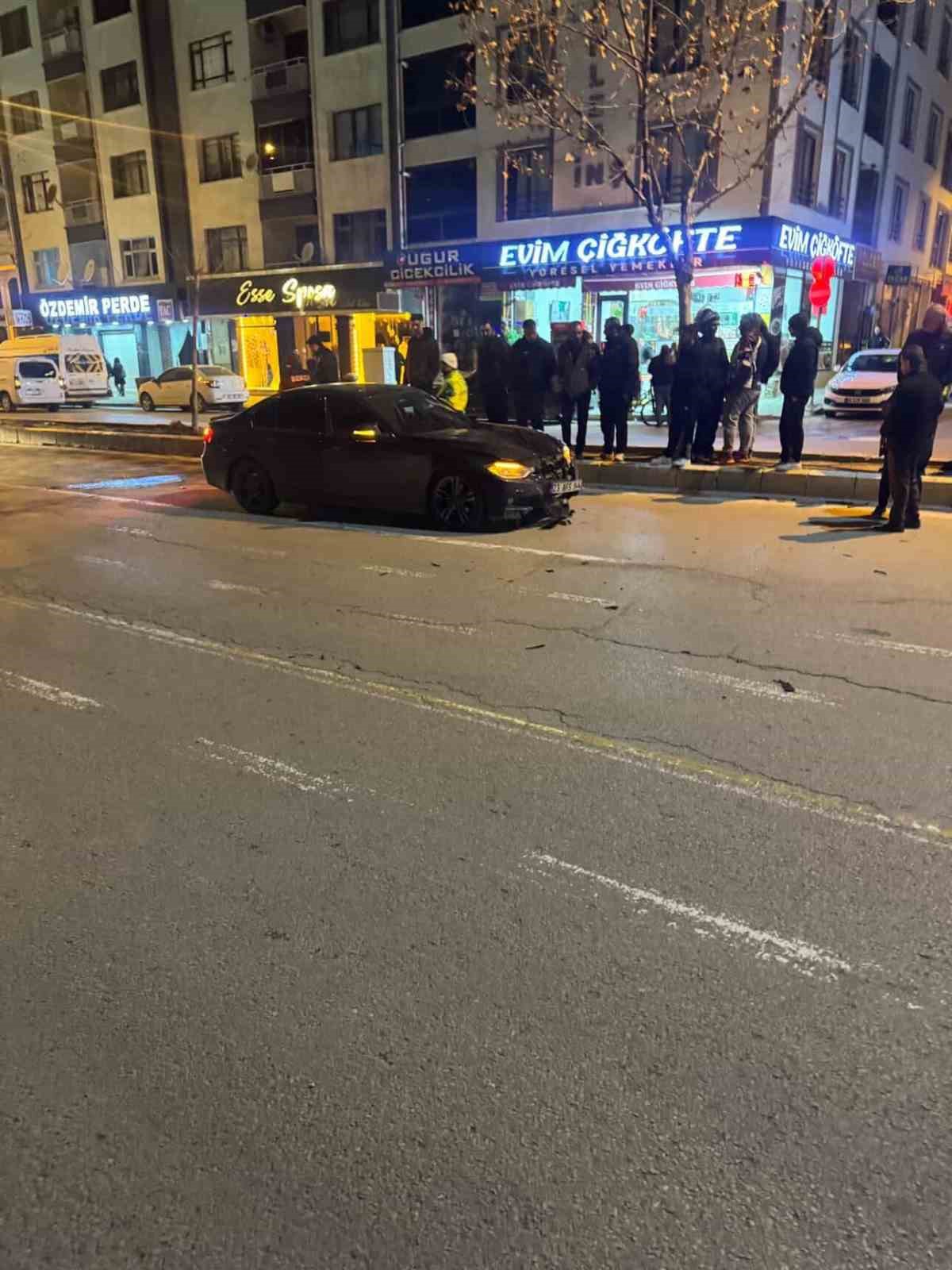 Otomobil, yayalara çarptı: 2 ağır yaralı
