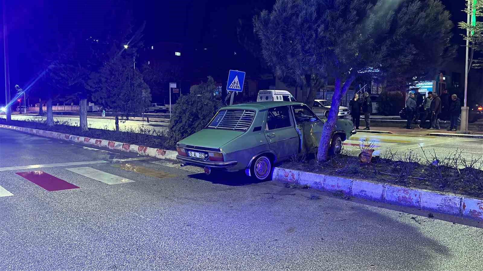 Otomobil yayalara çarptı: 3 yaralı
