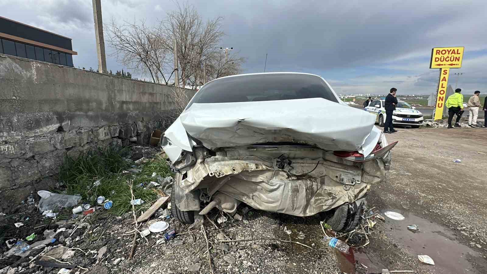 Otomobil yayaya çarptı: 1’i ağır 2 yaralı
