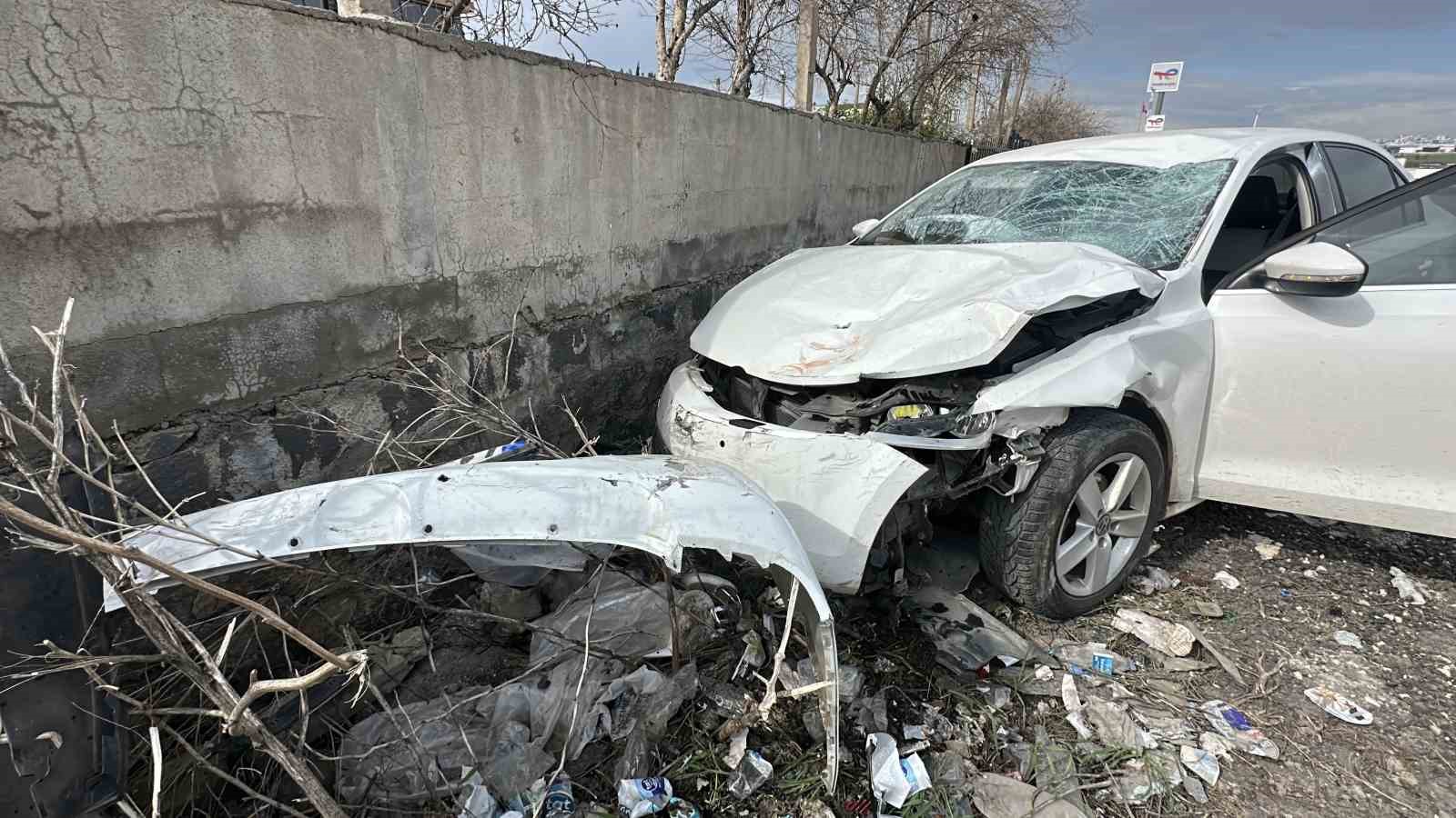 Otomobil yayaya çarptı: 1’i ağır 2 yaralı
