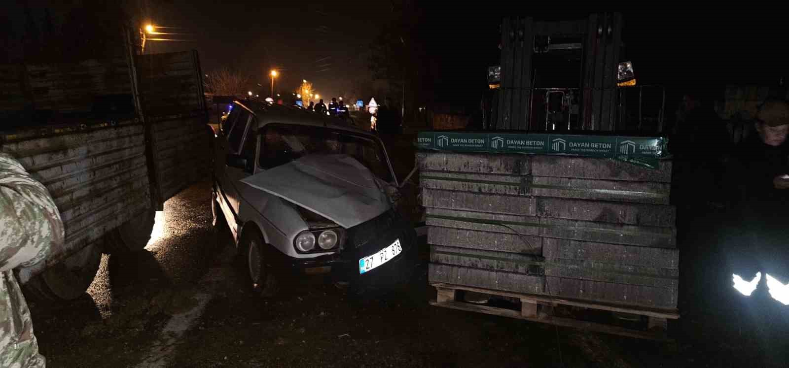 Otomobil, yük indiren forklifte çarptı: 4 yaralı
