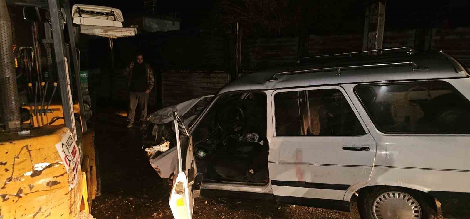 Otomobil, yük indiren forklifte çarptı: 4 yaralı
