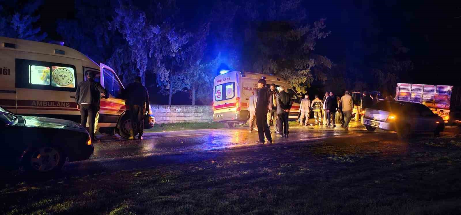 Otomobil, yük indiren forklifte çarptı: 4 yaralı
