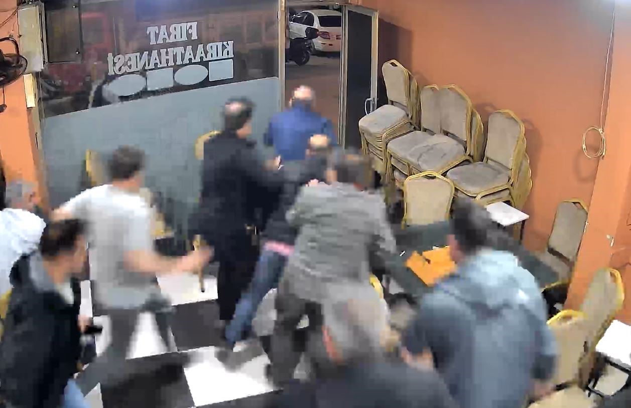 Otomobilden çıkan yüksek ses camları titretti kahvehanedekiler deprem korkusu yaşadı
