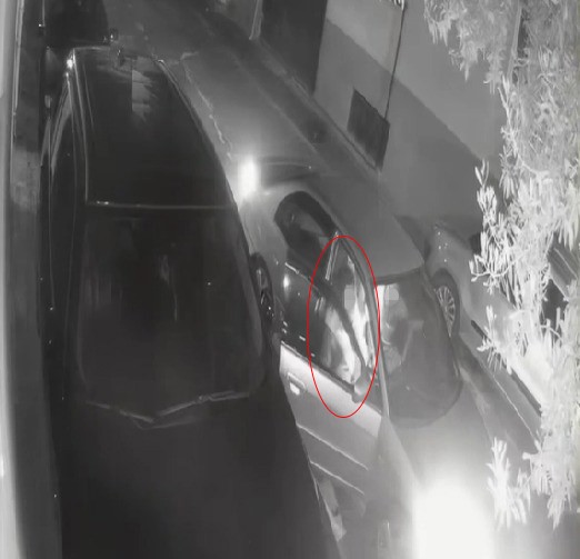 Otomobilden yol kenarına atılan kadının yardım çığlıkları
