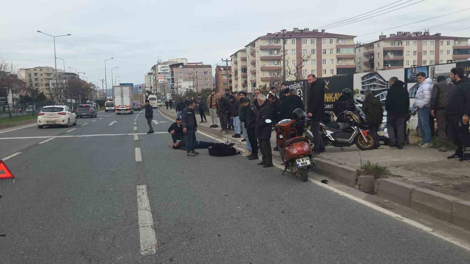 Otomobile çarpan motosiklet savruldu: 2 yaralı
