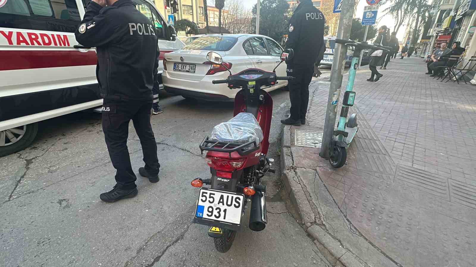 Otomobile çarpmamak isterken düşen motosiklet sürücüsü yaralandı
