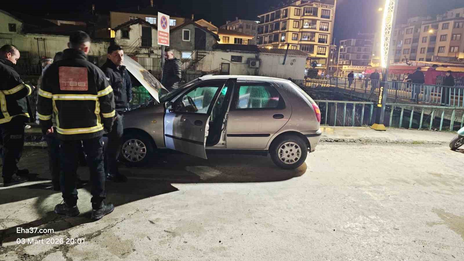 Otomobili küle dönmekten itfaiye kurtardı
