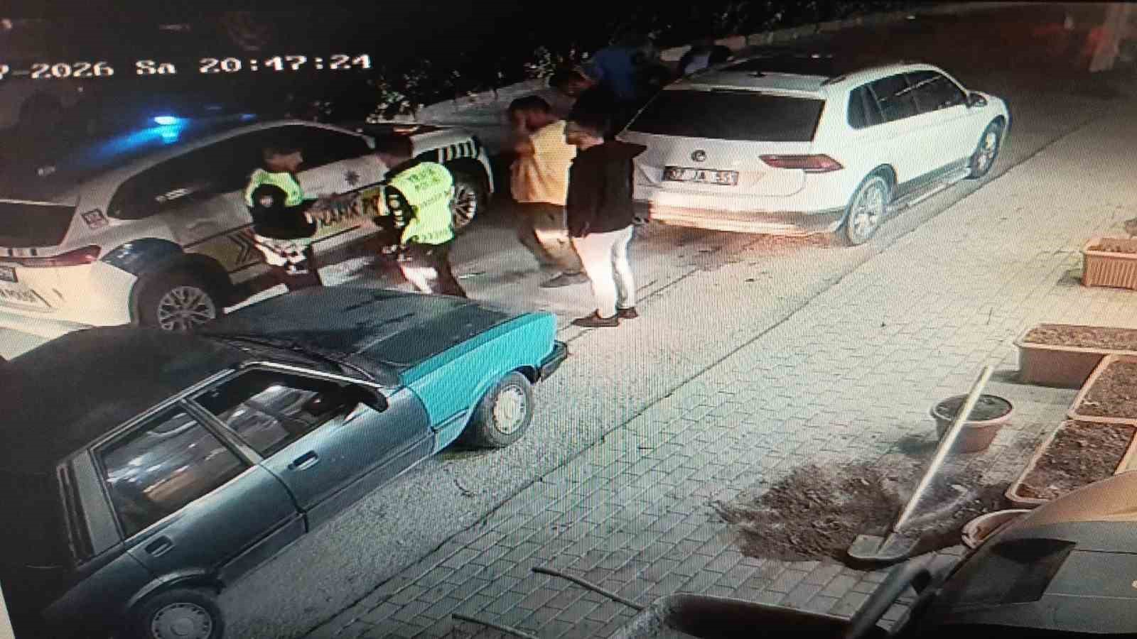 Otomobilin açılan kapısına çarpan elektrikli bisiklet sürücüsü metrelerce savurdu
