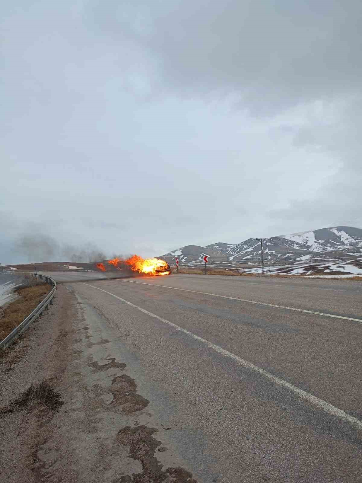 Otomobilin alev aldığı anlar kameraya yansıdı
