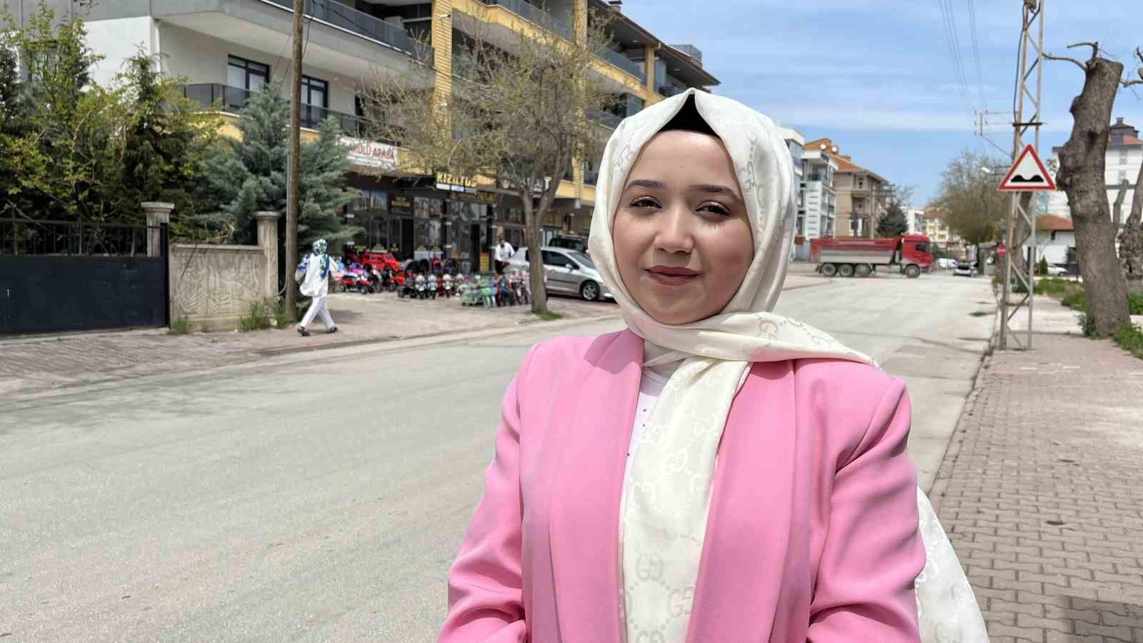 Otomobilin çarpmasıyla ölen kedinin yavrusu başından ayrılmadı
