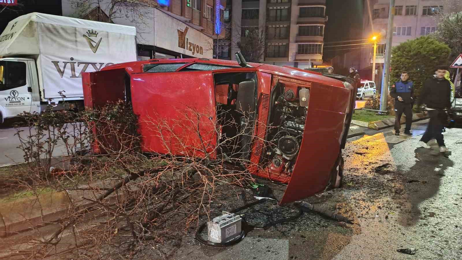 Otomobilin çarptığı ağaç karşı şeritteki aracın üzerine devrildi: 1 yaralı
