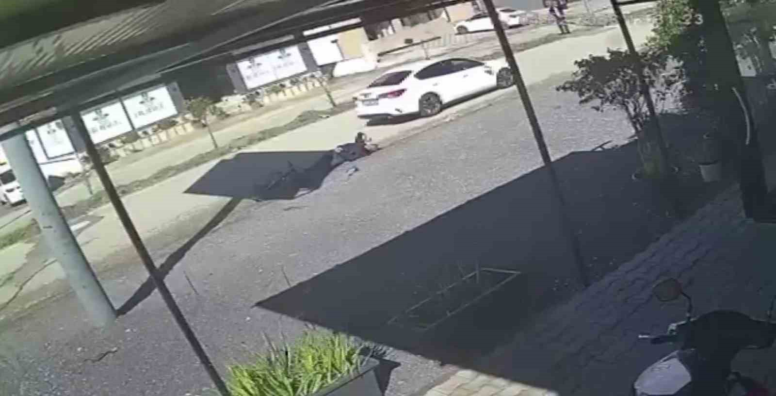 Otomobilin çarptığı bisikletli adam öldü, o anlar kamerada
