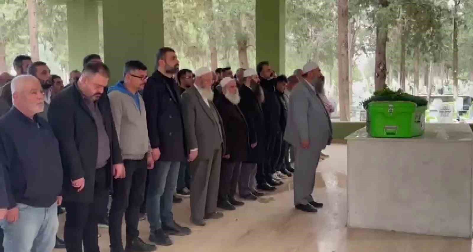 Otomobilin çarptığı bisikletli adam öldü, o anlar kamerada
