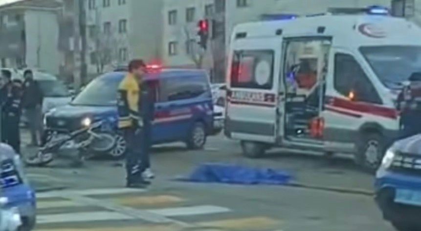 Otomobilin çarptığı motosikletli hayatını kaybetti
