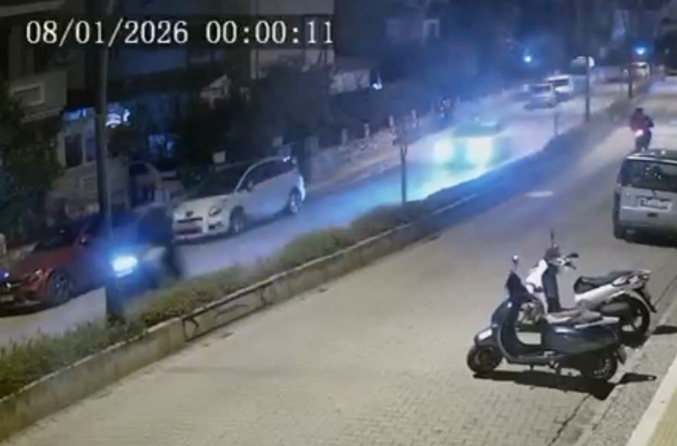 Otomobilin çarptığı motosikletli ve yolcusu metrelerce savruldu
