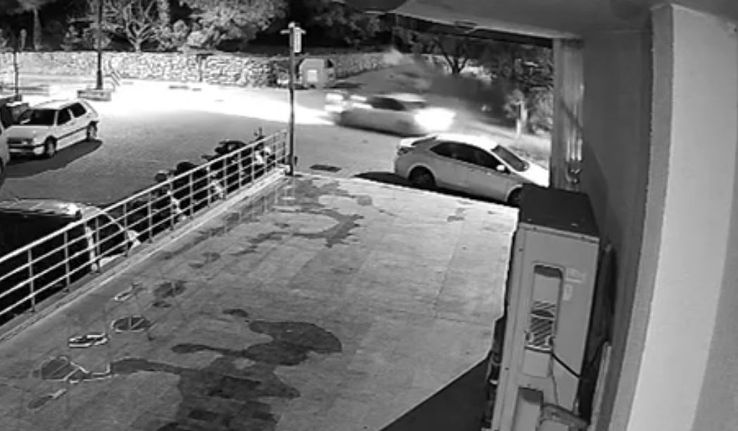 Otomobilin çarptığı motosikletli ve yolcusu metrelerce savruldu
