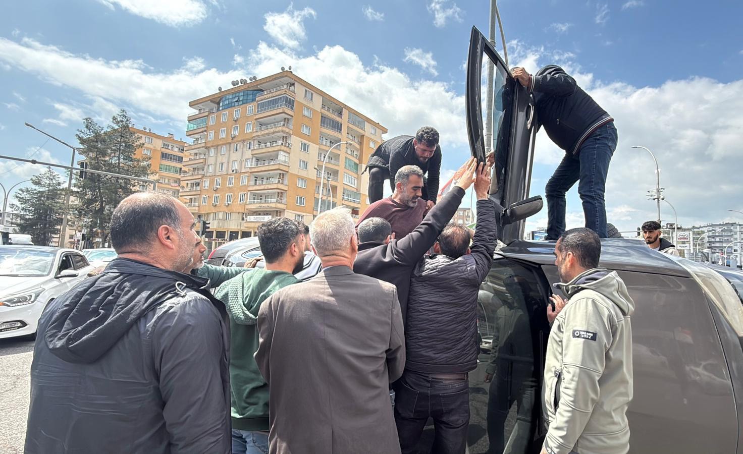Otomobilin kaldırıma çarpıp yan yatması araç kamerasına yansıdı
