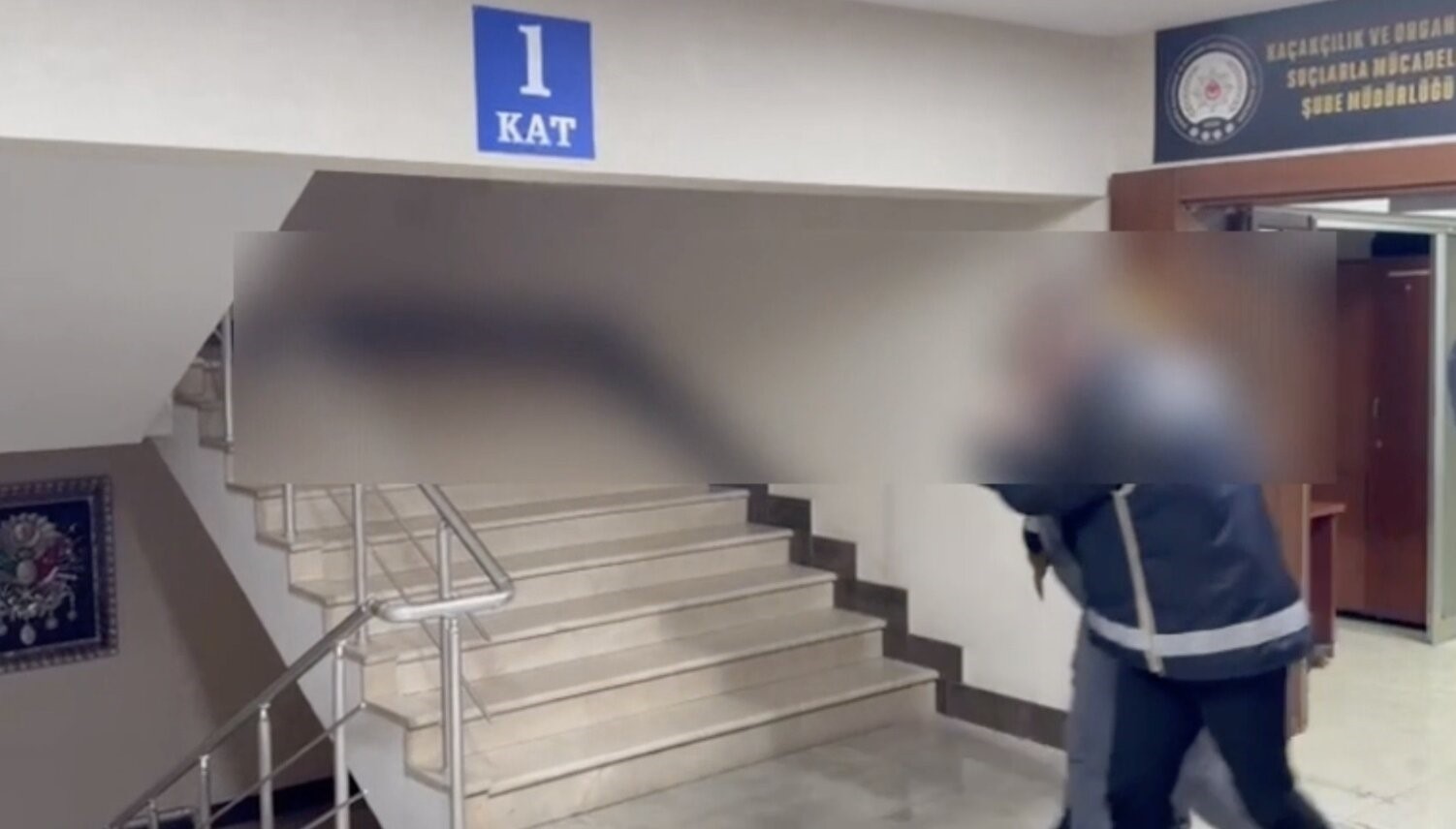 Otomobilin kapılarına zulalanmış cephanelik polis ekiplerince yakalandı
