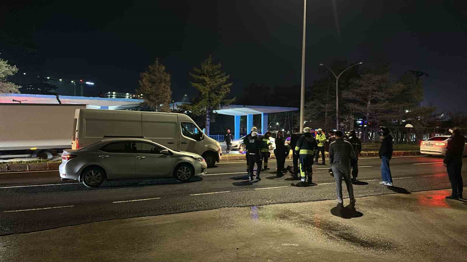 Otomobilin önüne atlayan genç yaralandı
