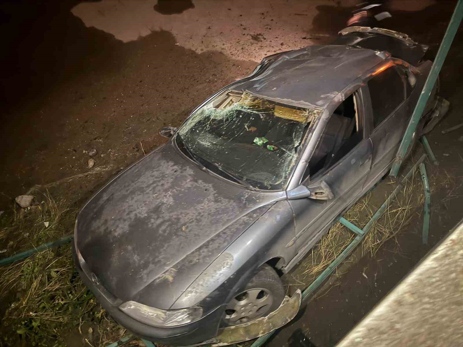 Otomobilin su kanalına uçtu: 3 yaralı
