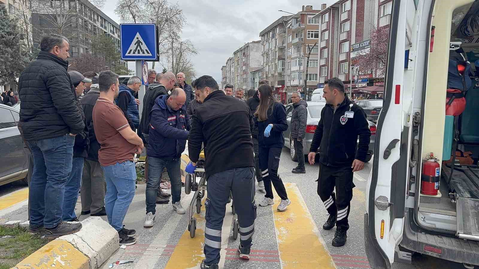 Otomobilin yayaya çarptığı kaza kamerada
