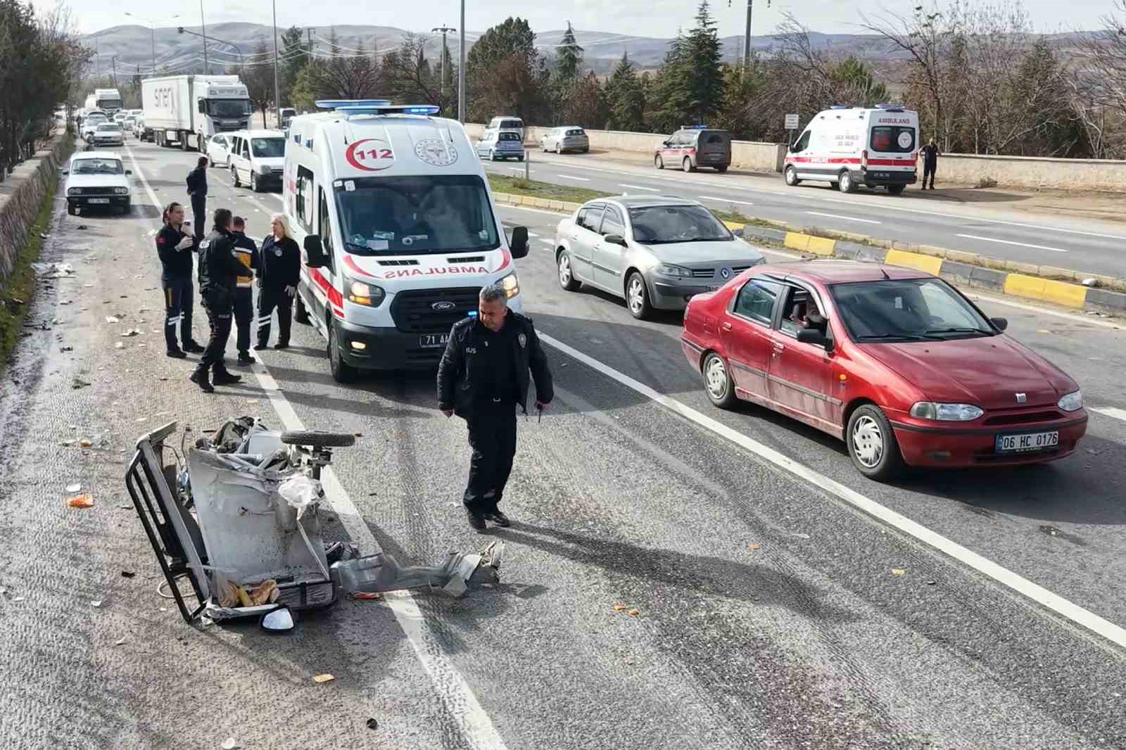 Otomobille çarpışan elektrikli bisiklet hurdaya döndü: 2 ağır yaralı
