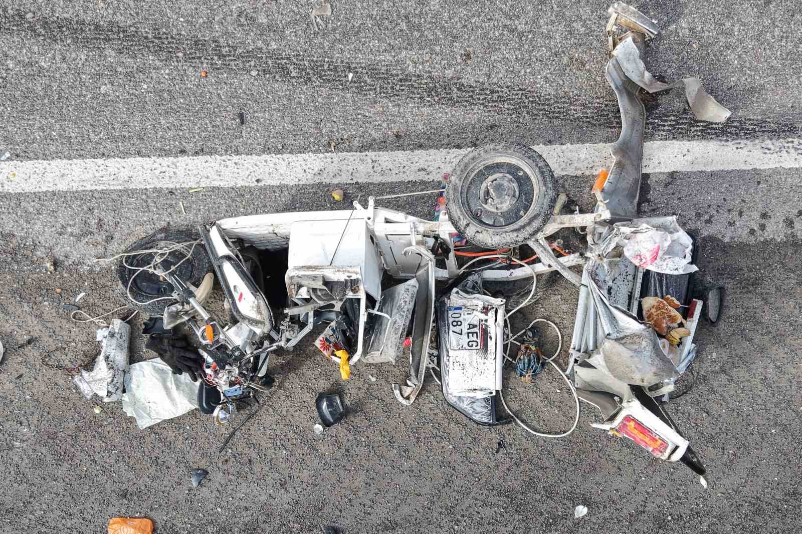 Otomobille çarpışan elektrikli bisiklet hurdaya döndü: 2 ağır yaralı
