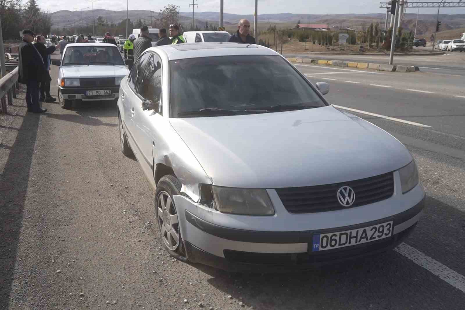 Otomobille çarpışan elektrikli bisiklet hurdaya döndü: 2 ağır yaralı

