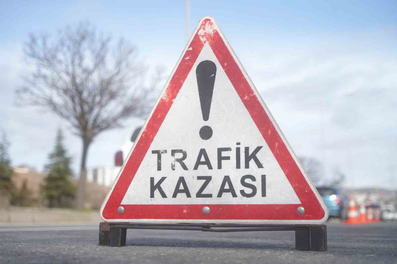 Otomobille çarpışan elektrikli bisiklet hurdaya döndü: 2 ağır yaralı
