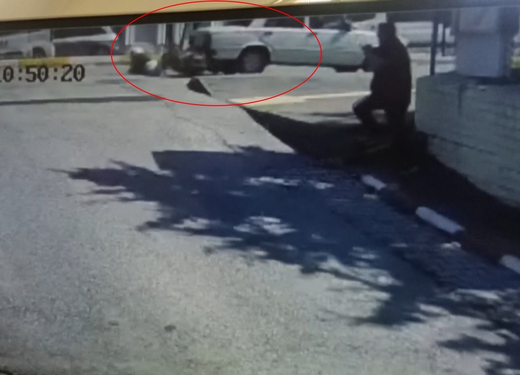 Otomobille çarpışan elektrikli bisiklet sürücüsü, park halindeki aracın altına sürüklendi
