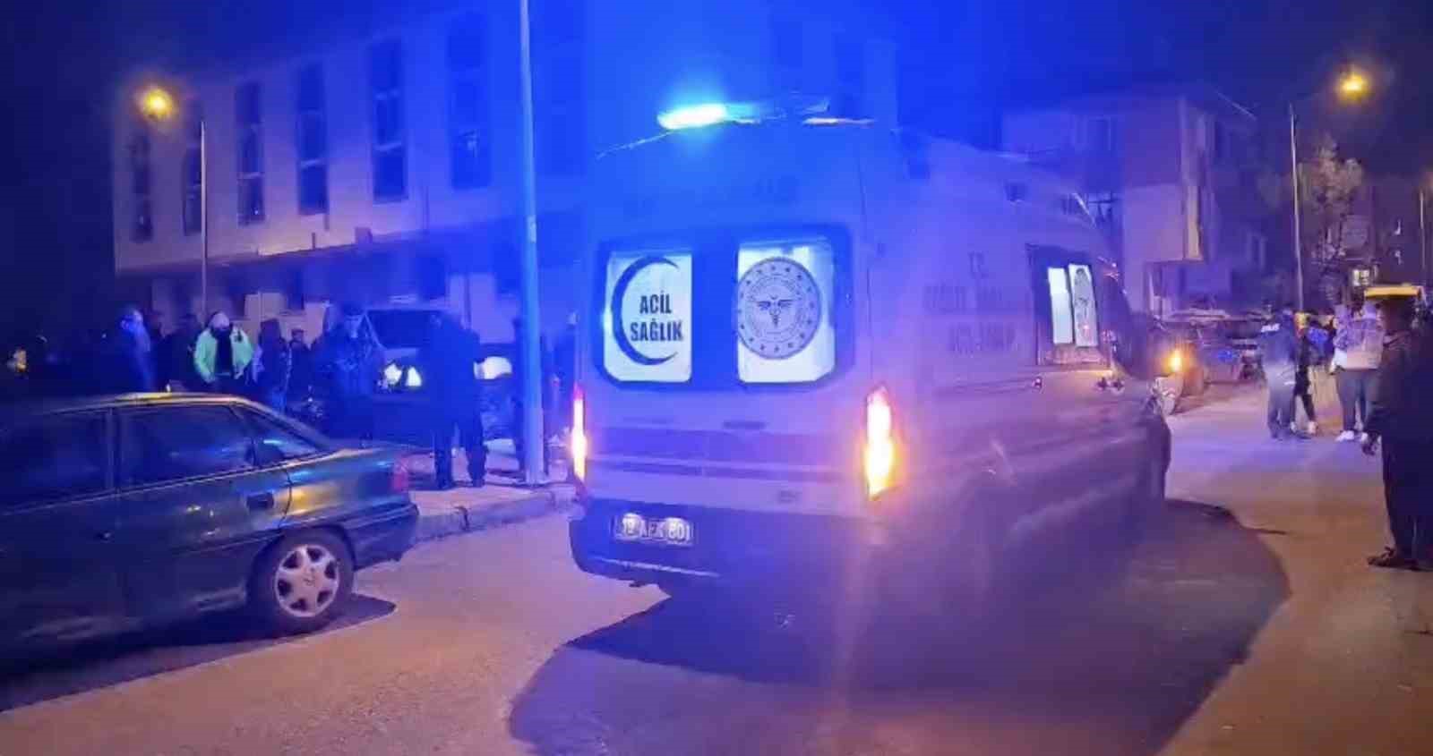 Otomobille çarpışan hafif ticari araç apartman boşluğuna savruldu: 2 yaralı
