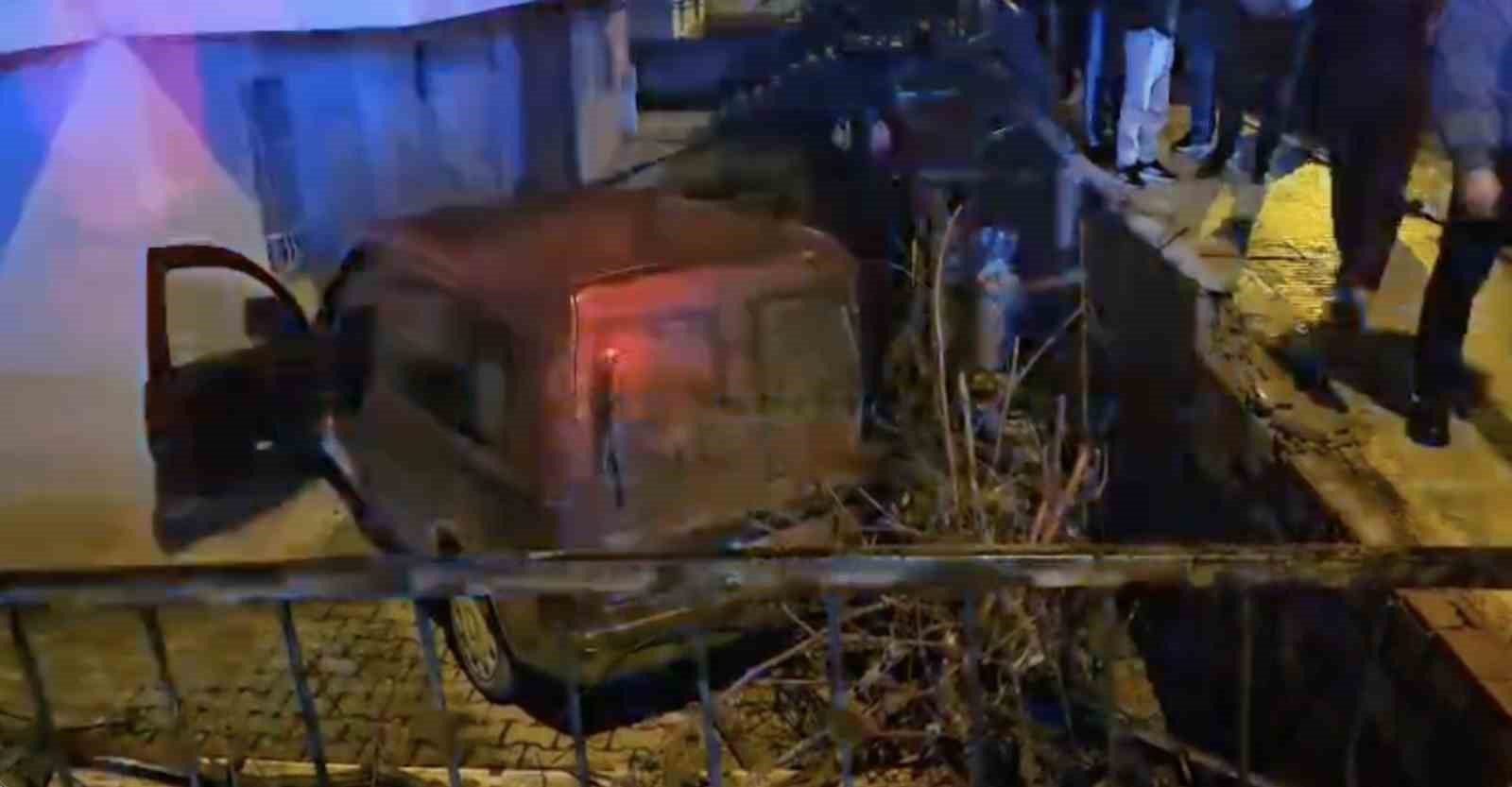 Otomobille çarpışan hafif ticari araç apartman boşluğuna savruldu: 2 yaralı
